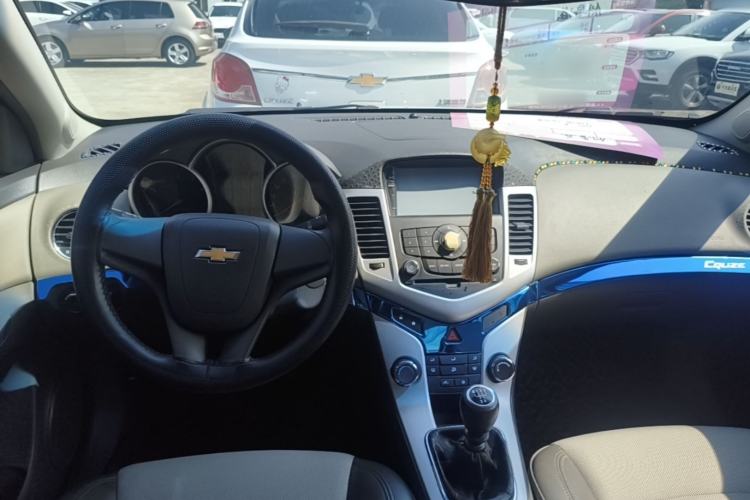 Used Chevrolet Cruze 2013 1.6L SL MT Center Console