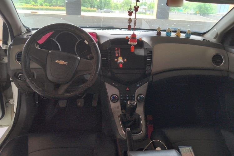 Used Chevrolet Cruze 2013 1.6L SL MT Center Console