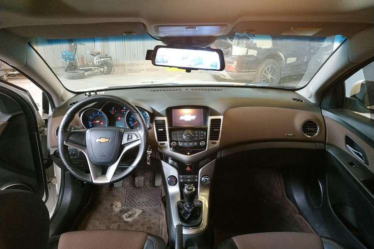 Used Chevrolet Cruze 2013 Hatchback 1.6L Manual Luxury Model Center Console