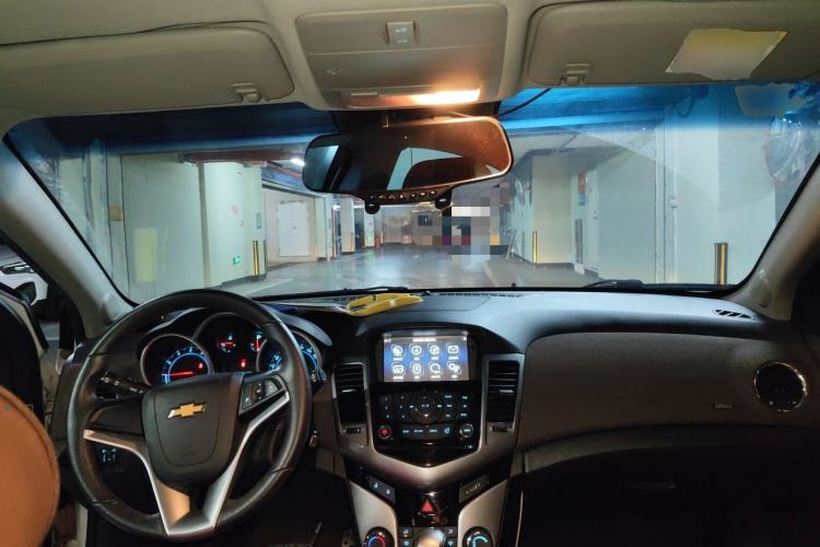 Used Chevrolet Cruze 2013 Hatchback 1.6L Automatic Luxury Model Center Console