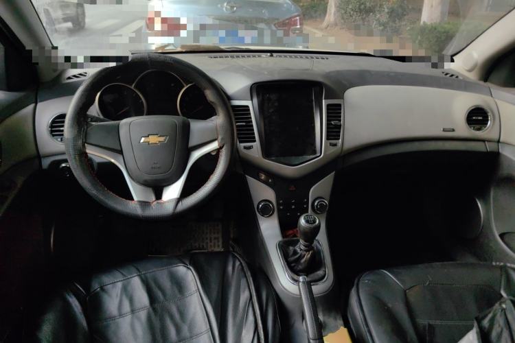Used Chevrolet Cruze 2013 1.6L SE MT Center Console