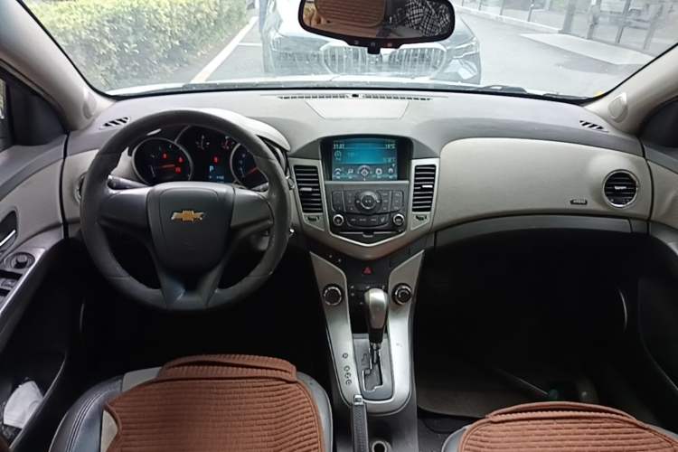 Used Chevrolet Cruze 2013 1.8L SE AT Center Console