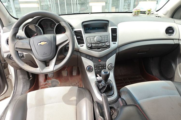 Used Chevrolet Cruze 2013 1.6L SL MT Center Console