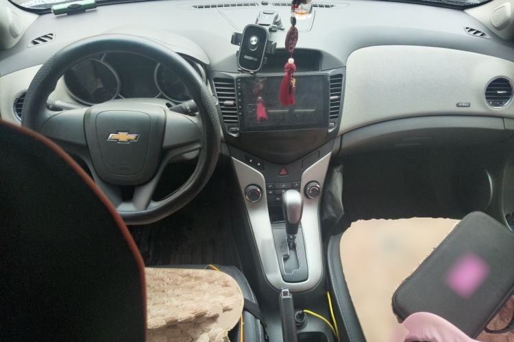 Used Chevrolet Cruze 2013 1.8L SE AT Center Console