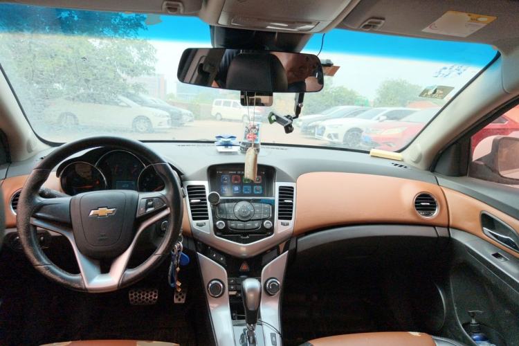 Used Chevrolet Cruze 2013 Hatchback 1.6T Automatic Flagship Model Center Console