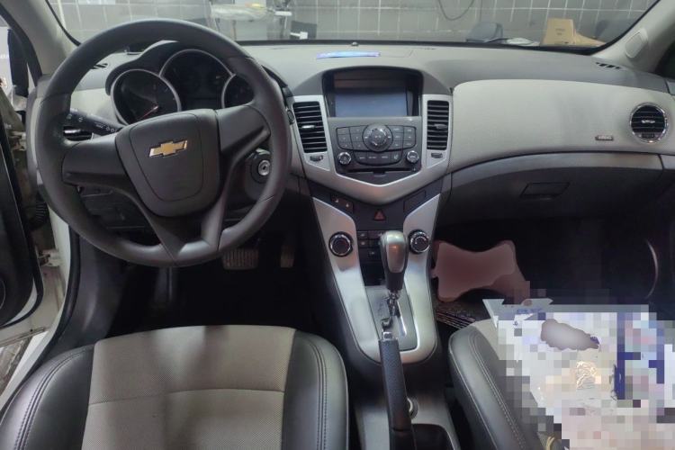 Used Chevrolet Cruze 2013 1.8L SE AT Center Console