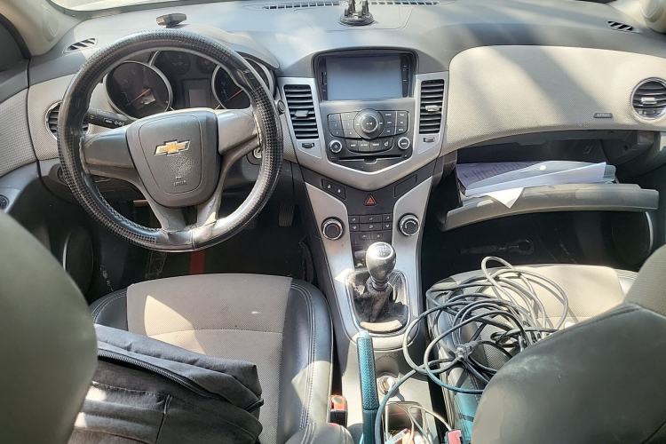 Used Chevrolet Cruze 2013 1.6L SE MT Center Console