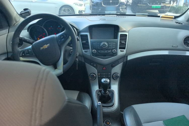 Used Chevrolet Cruze 2013 1.6L SL Grand Edition Manual Transmission Center Console