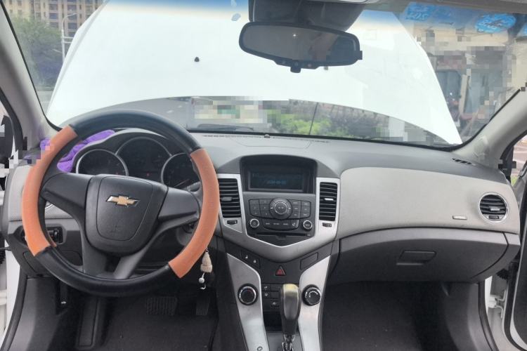 Used Chevrolet Cruze 2013 1.8L SE AT Center Console