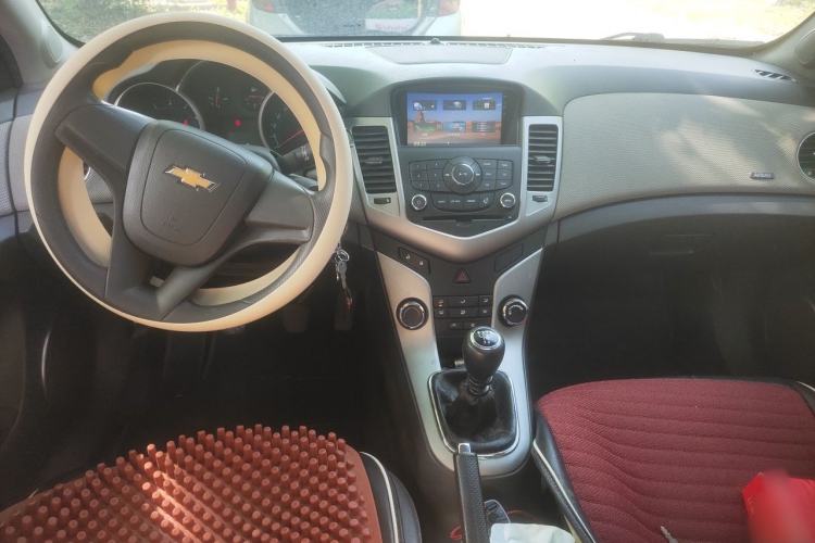 Used Chevrolet Cruze 2013 1.6L SE MT Center Console