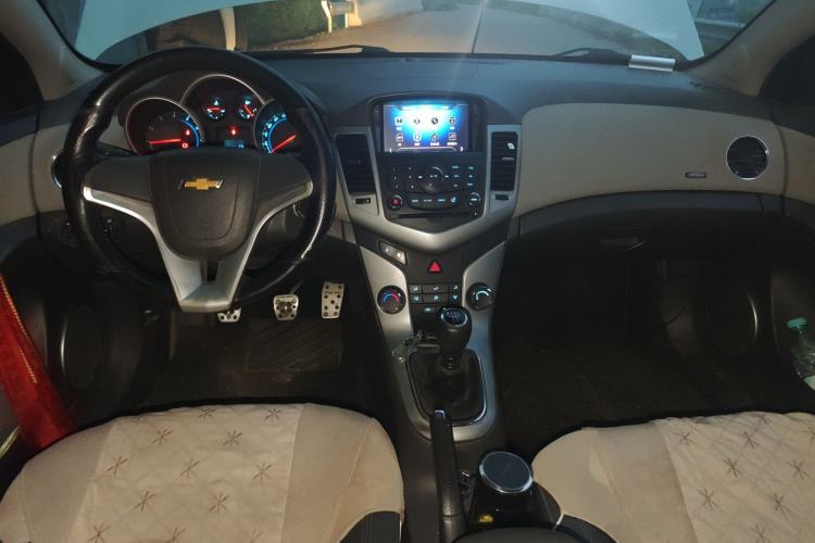 Used Chevrolet Cruze 2013 1.6L SE MT Center Console