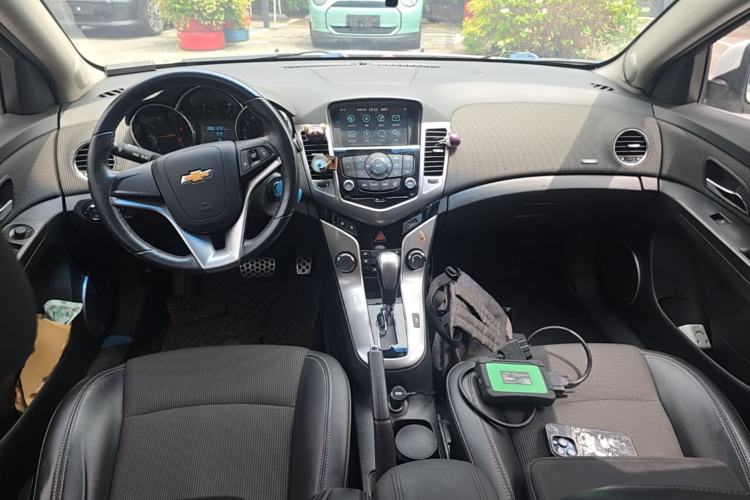 Used Chevrolet Cruze 2013 Hatchback 1.6T Automatic Flagship Model Center Console