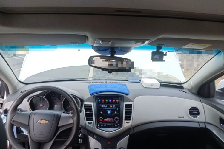 Used Chevrolet Cruze 2013 1.6L SE AT Center Console