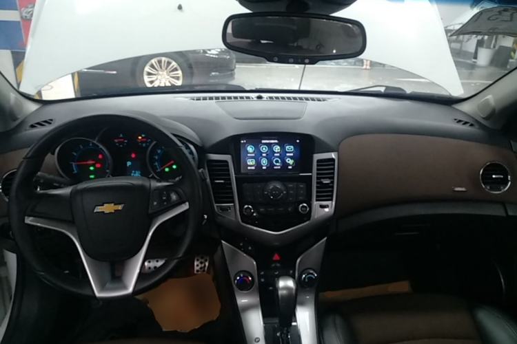 Used Chevrolet Cruze 2013 Hatchback 1.6L Automatic Luxury Model Center Console