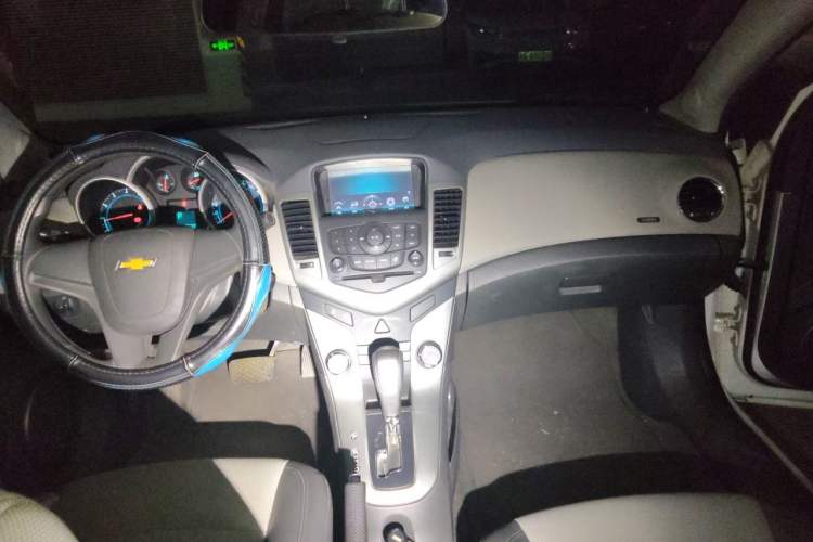Used Chevrolet Cruze 2013 1.8L SE AT Center Console
