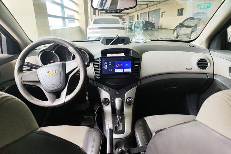 Used Chevrolet Cruze 2013 1.8L SE AT Center Console