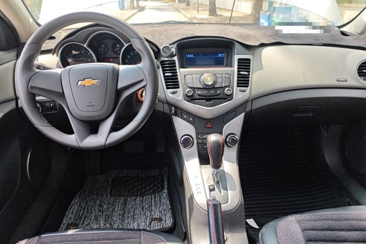 Used Chevrolet Cruze 2013 1.8L SE AT Center Console
