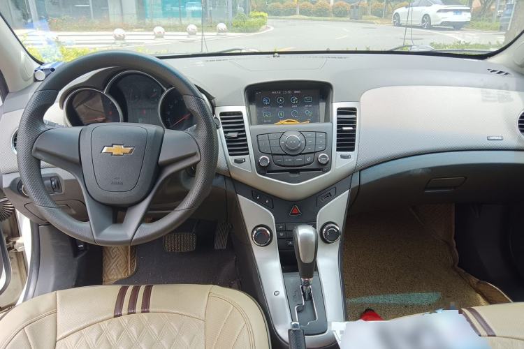Used Chevrolet Cruze 2013 1.8L SE AT Center Console