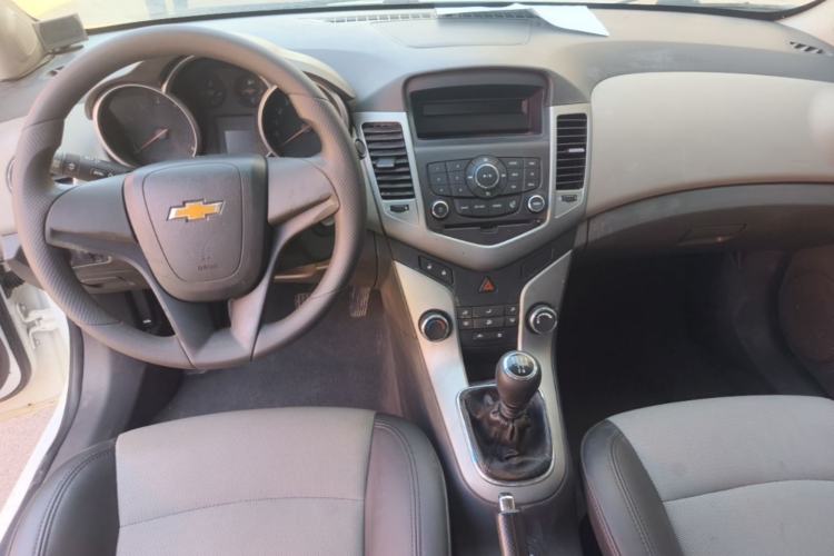Used Chevrolet Cruze 2013 1.6L SL MT Center Console