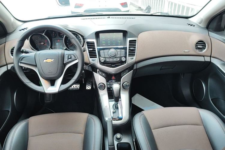 Used Chevrolet Cruze 2013 Hatchback 1.6L Automatic Luxury Model Center Console