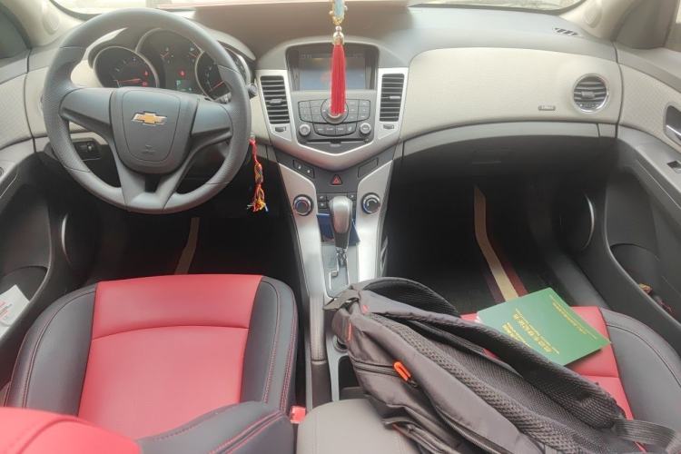Used Chevrolet Cruze 2013 1.8L SE AT Center Console