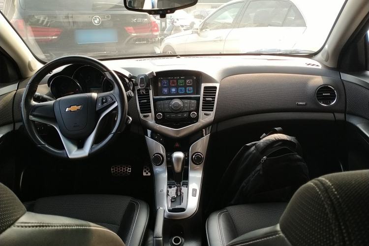 Used Chevrolet Cruze 2013 Hatchback 1.6T Automatic Flagship Model Center Console