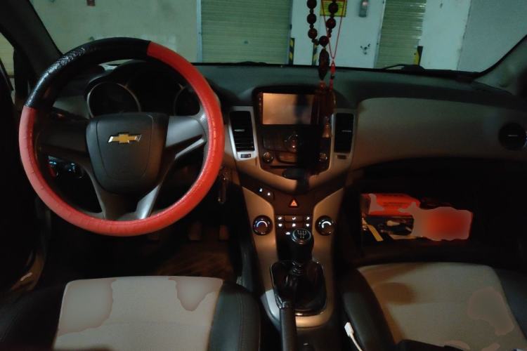 Used Chevrolet Cruze 2013 1.6L SE MT Center Console