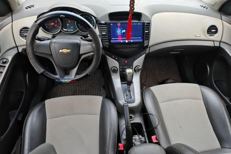 Used Chevrolet Cruze 2013 1.8L SE AT Center Console