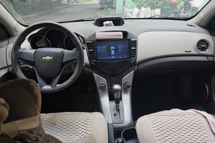 Used Chevrolet Cruze 2013 1.6L SE AT Center Console