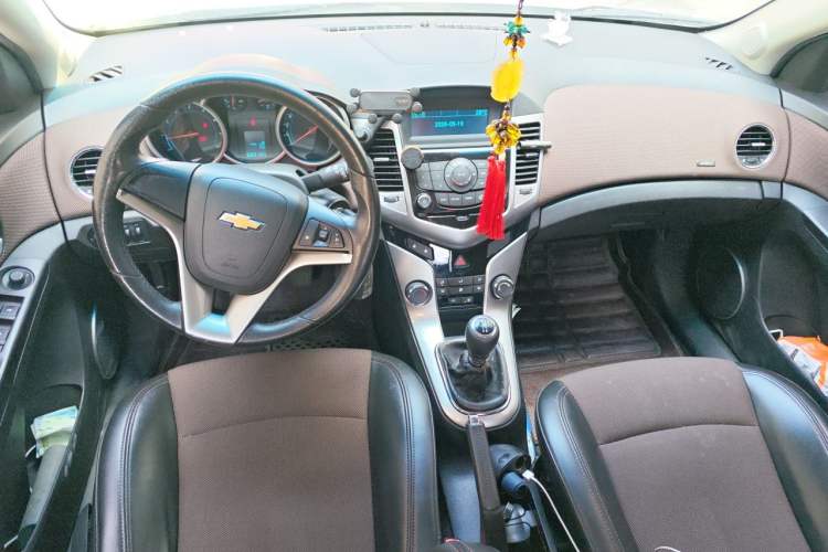 Used Chevrolet Cruze 2013 Hatchback 1.6L Manual Luxury Model Center Console