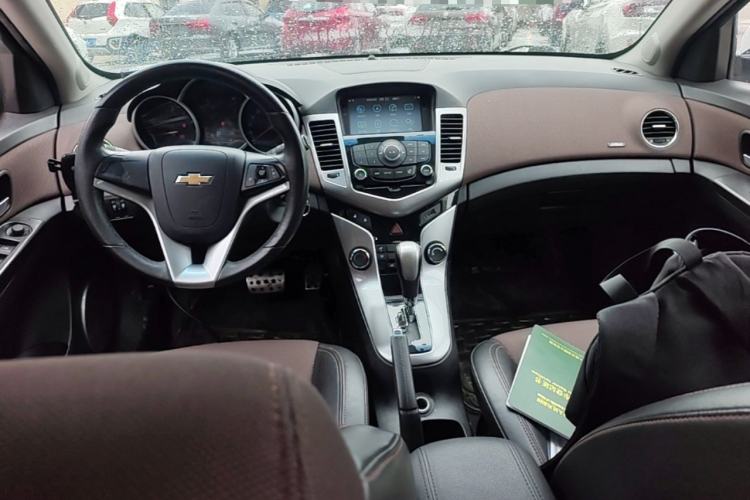 Used Chevrolet Cruze 2013 Hatchback 1.6L Automatic Luxury Model Center Console