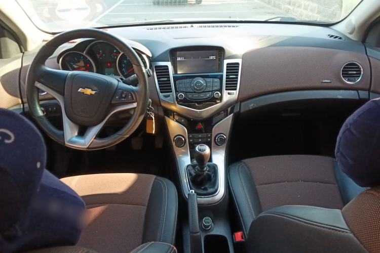 Used Chevrolet Cruze 2013 Hatchback 1.6L Manual Luxury Model Center Console