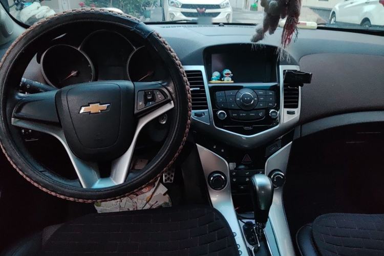 Used Chevrolet Cruze 2013 Hatchback 1.6L Automatic Luxury Model Center Console