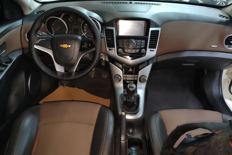 Used Chevrolet Cruze 2013 Hatchback 1.6L Manual Luxury Model Center Console