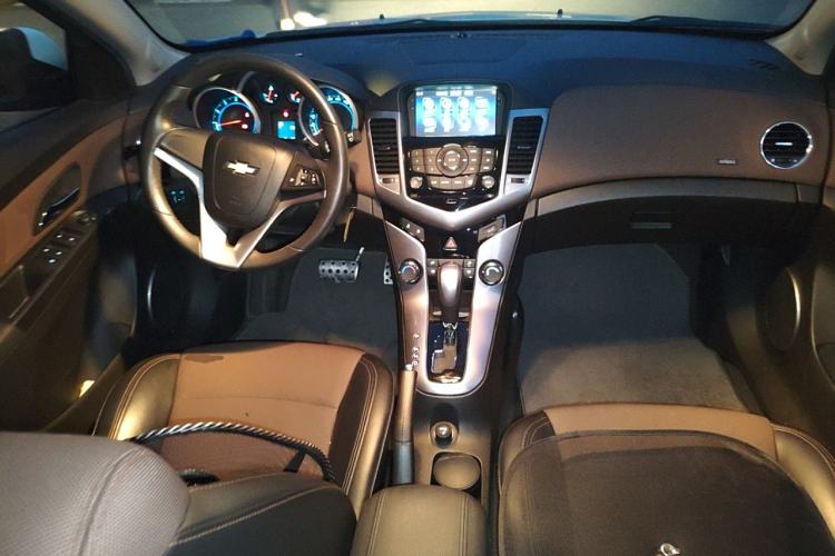 Used Chevrolet Cruze 2013 Hatchback 1.6L Automatic Luxury Model Center Console