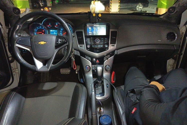 Used Chevrolet Cruze 2013 Hatchback 1.6T Automatic Flagship Model Center Console