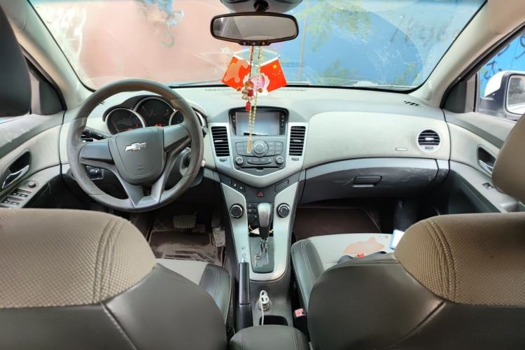 Used Chevrolet Cruze 2013 1.8L SE AT Center Console