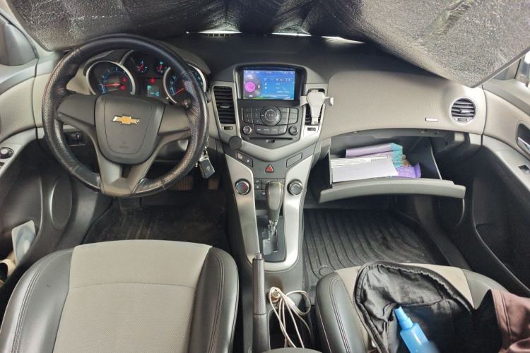 Used Chevrolet Cruze 2013 1.8L SE AT Center Console