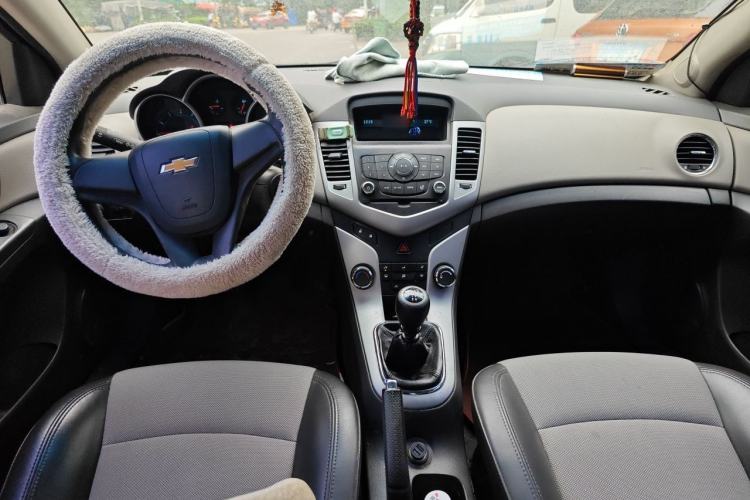 Used Chevrolet Cruze 2013 1.6L SL MT Center Console