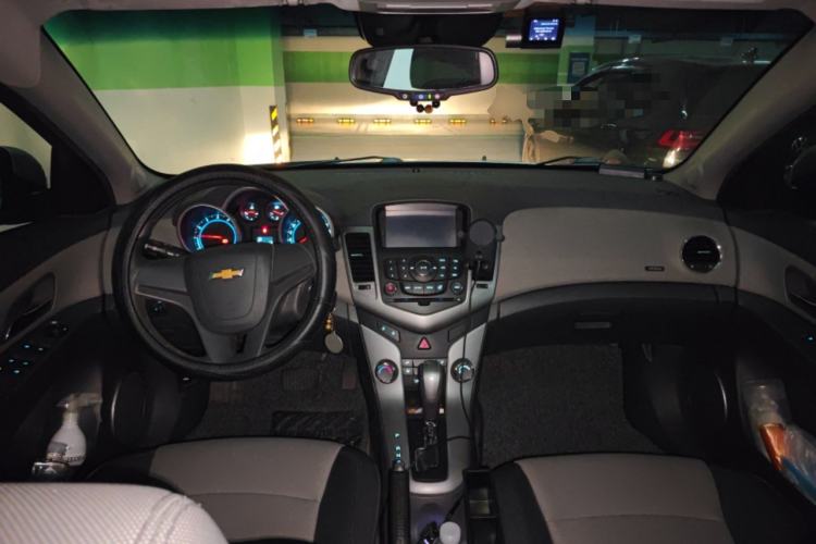 Used Chevrolet Cruze 2013 1.6L SE AT Center Console
