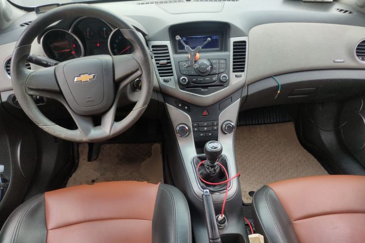 Used Chevrolet Cruze 2013 1.6L SE MT Center Console