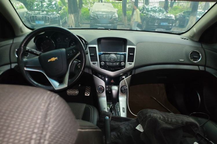Used Chevrolet Cruze 2013 Hatchback 1.6T Automatic Flagship Model Center Console
