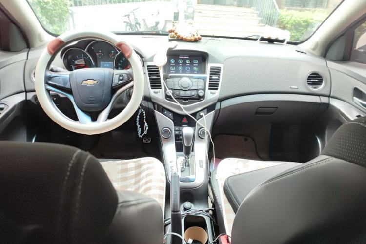 Used Chevrolet Cruze 2013 Hatchback 1.6T Automatic Flagship Model Center Console
