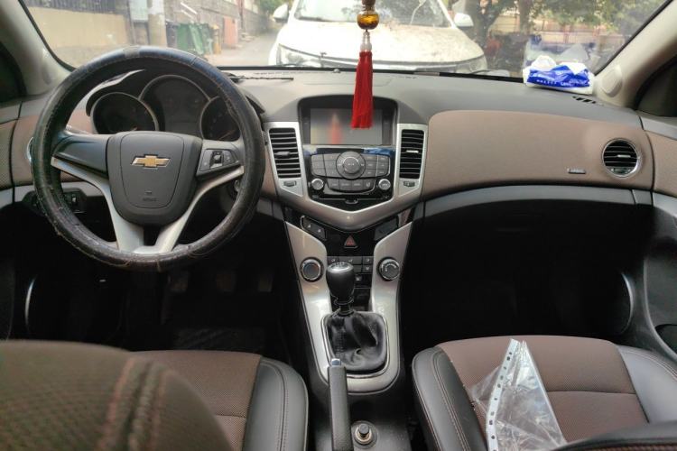 Used Chevrolet Cruze 2013 Hatchback 1.6L Manual Luxury Model Center Console