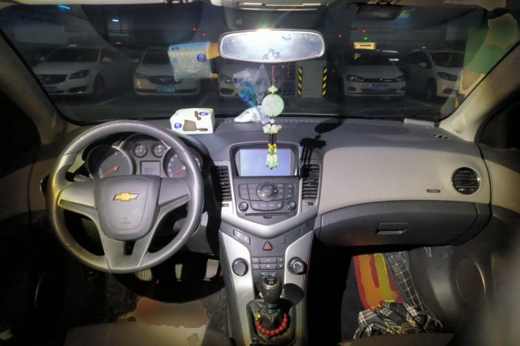 Used Chevrolet Cruze 2013 1.6L SE MT Center Console