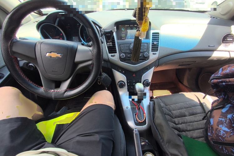 Used Chevrolet Cruze 2013 1.6L SE AT Center Console