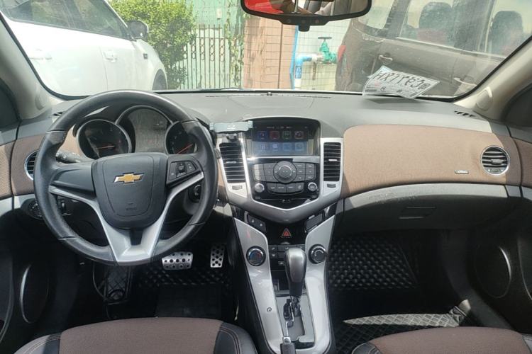 Used Chevrolet Cruze 2013 Hatchback 1.6L Automatic Luxury Model Center Console