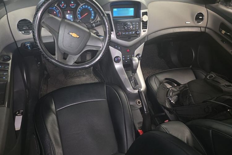 Used Chevrolet Cruze 2013 1.8L SE AT Center Console