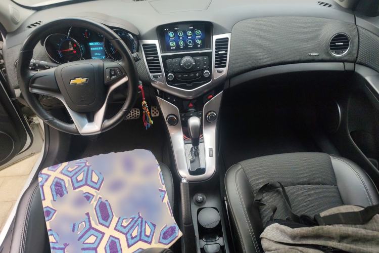 Used Chevrolet Cruze 2013 Hatchback 1.6T Automatic Flagship Model Center Console