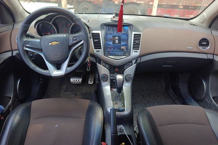 Used Chevrolet Cruze 2013 Hatchback 1.6L Automatic Luxury Model Center Console